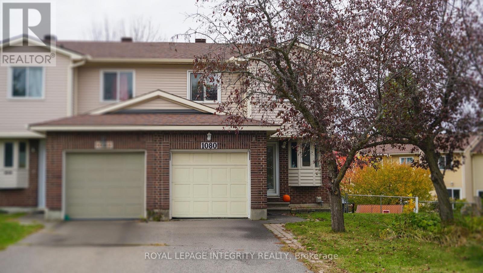 Charming semi with garage & fall colours