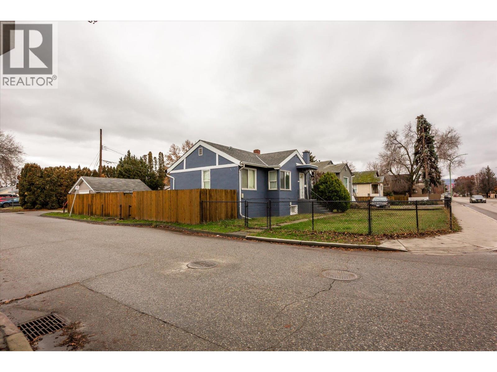 2405 Pandosy Street - 23