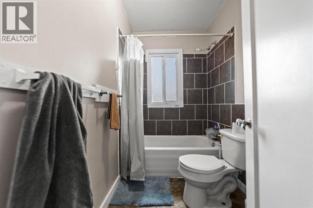 4828 52A Street - Image 8