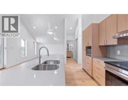 Ensuite - 2 1721 Adanac St, Victoria, BC V8R2C4 Photo 7