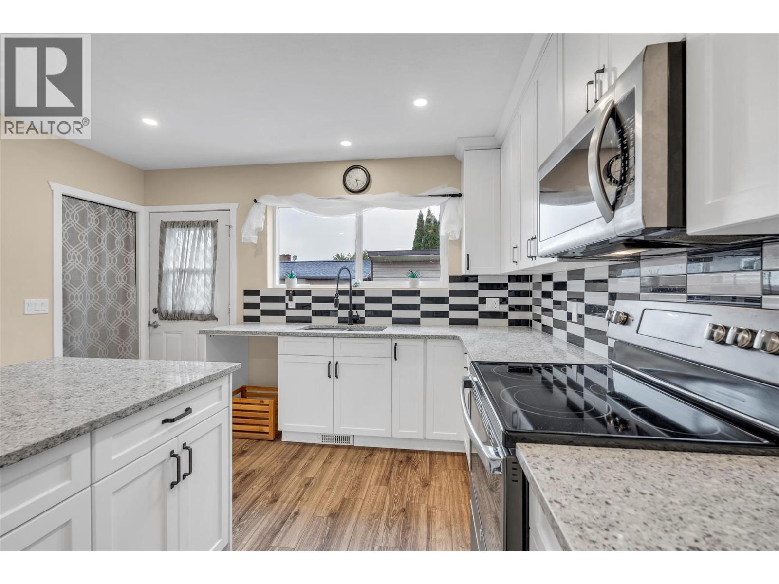507 Duncan Avenue W - 6