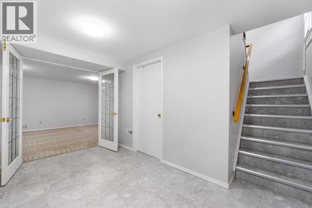 479 Bracewood Crescent SW, Calgary, Alberta, T2W3B7 — thumbnail 4