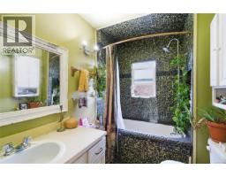 Bathroom - 619 Pine St, Nanaimo, BC V9R2C7 Photo 6