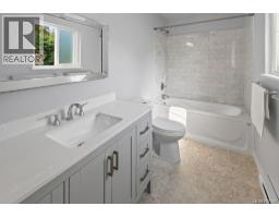 3961 Reynolds Crt, Saanich, BC V8P5L9 Photo 35