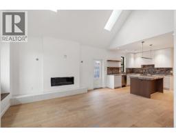 Living room - A 9650 Third St, Sidney, BC V8L3A2 Photo 10