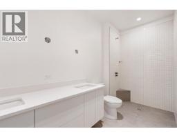 A 9650 Third St, Sidney, BC V8L3A2 Photo 15