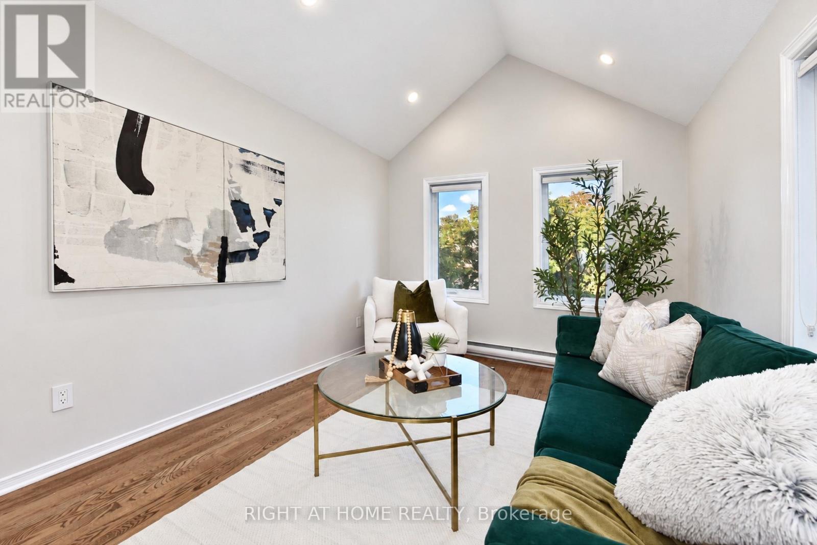 24 HARRINGTON COURT - 21