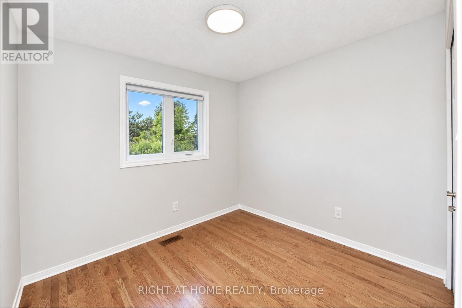24 HARRINGTON COURT - 33