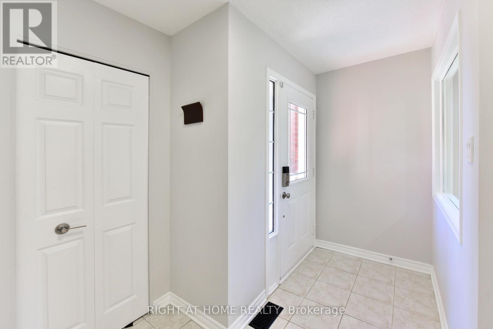 24 HARRINGTON COURT, Ottawa — photo 5