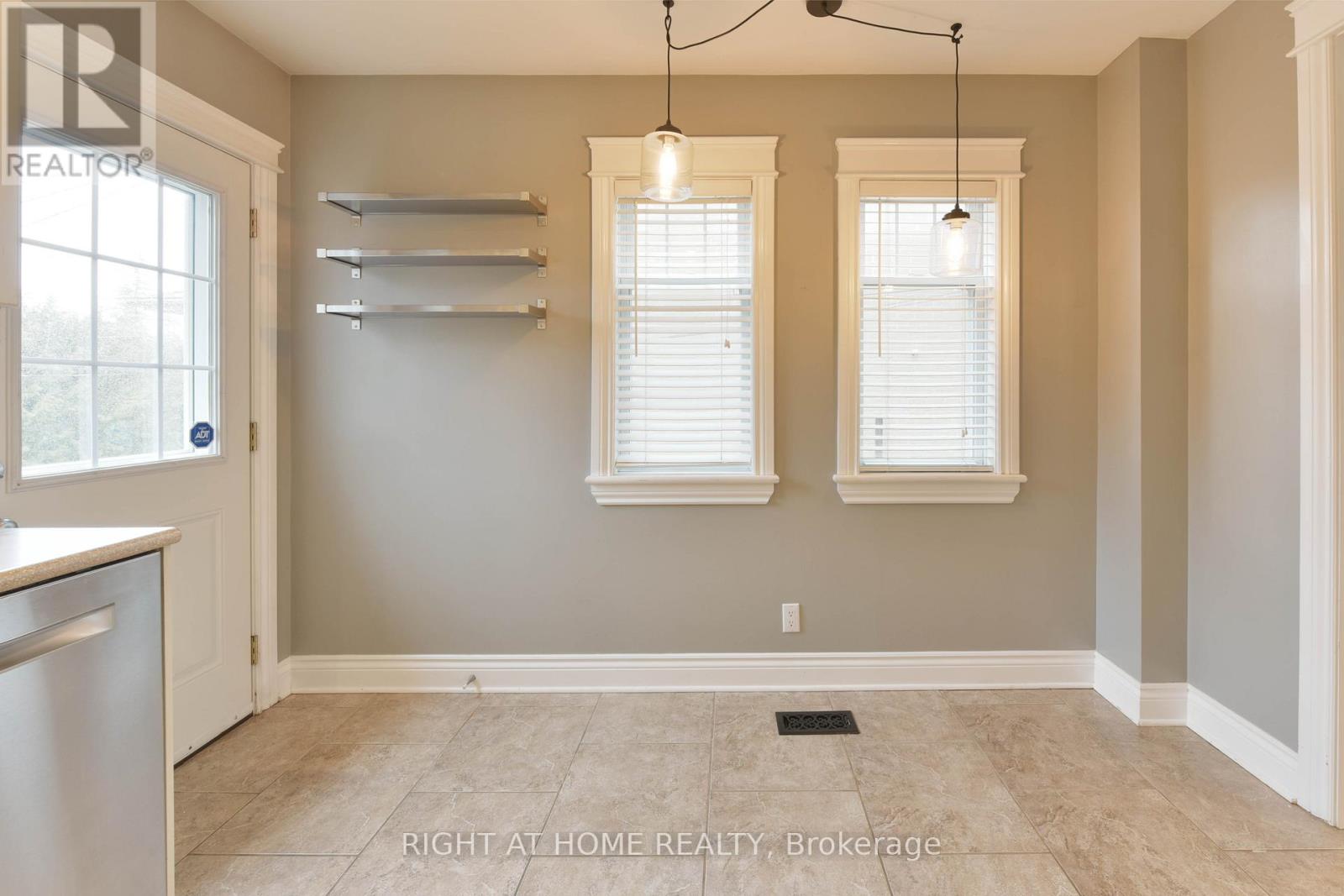 37 ROSSLAND AVENUE, Ottawa — photo 7