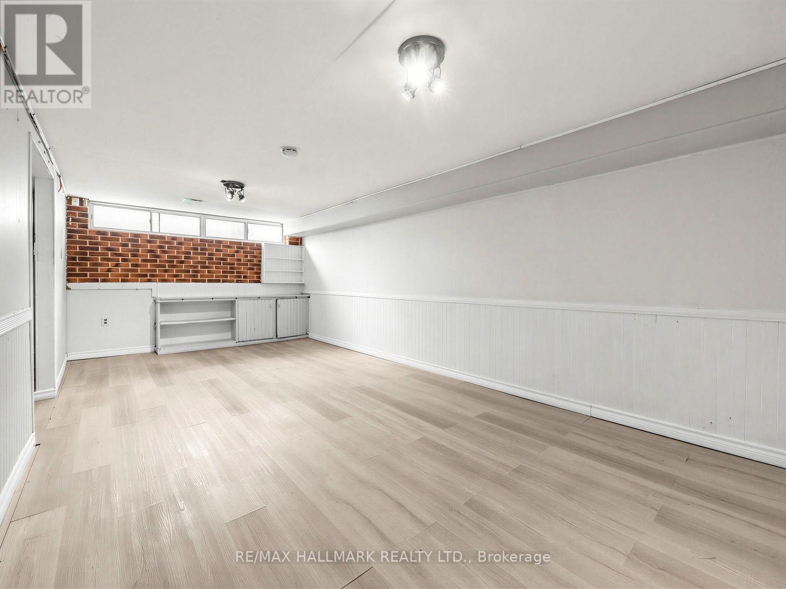 16 AVIS CRESCENT - 36