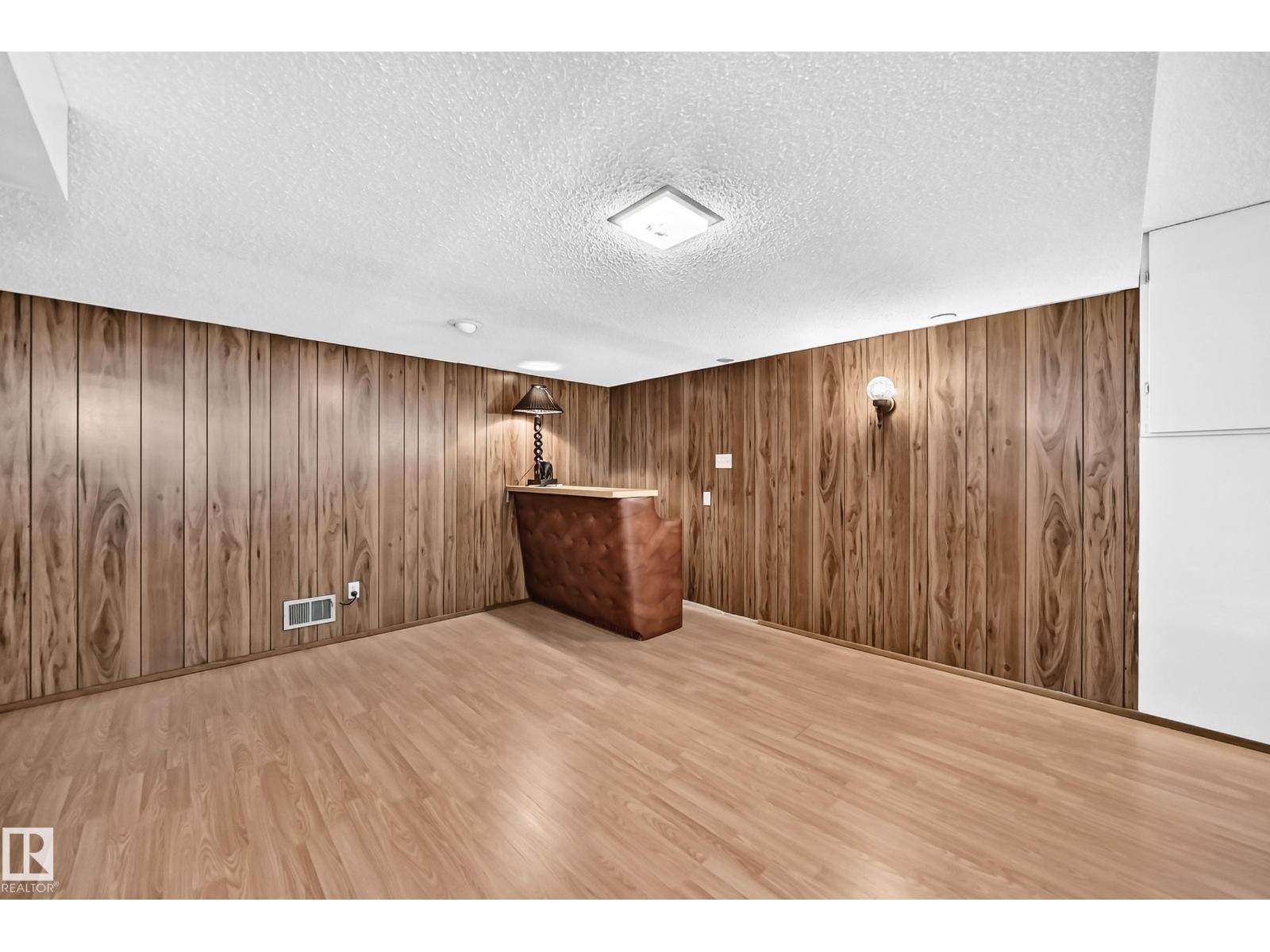 7355 18 AV NW - 51