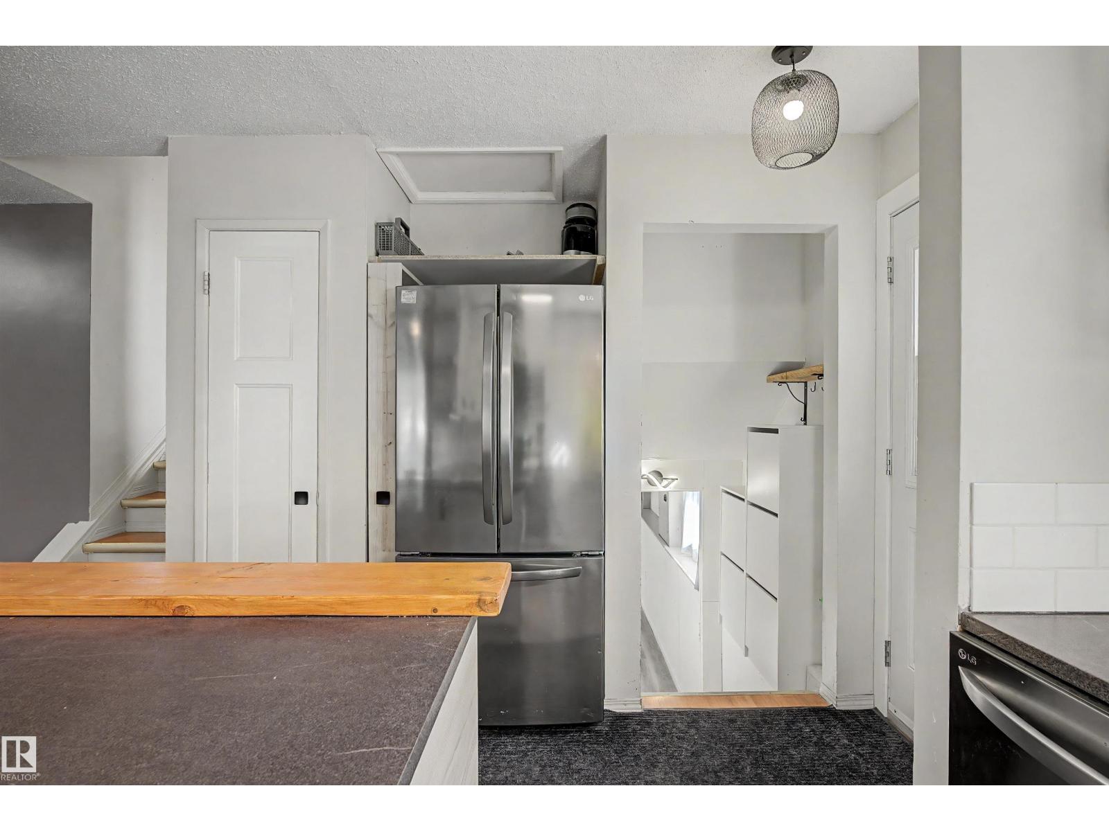 3211 71 ST NW - 10