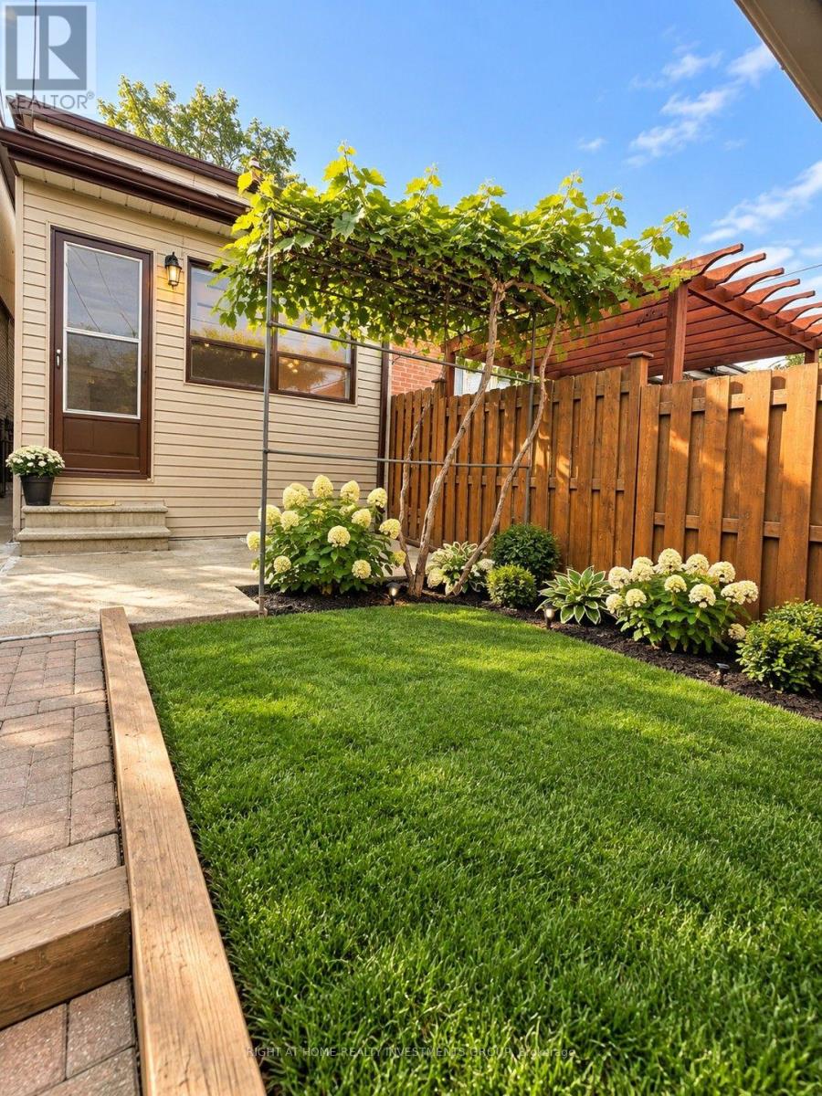 242 SILVERTHORN AVENUE, Toronto (Weston-Pellam Park) — photo 2