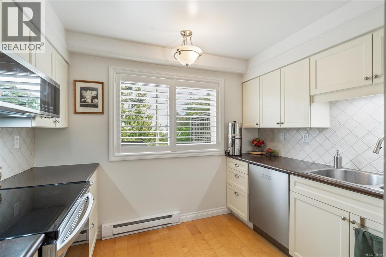 101 280 Douglas Street, Victoria