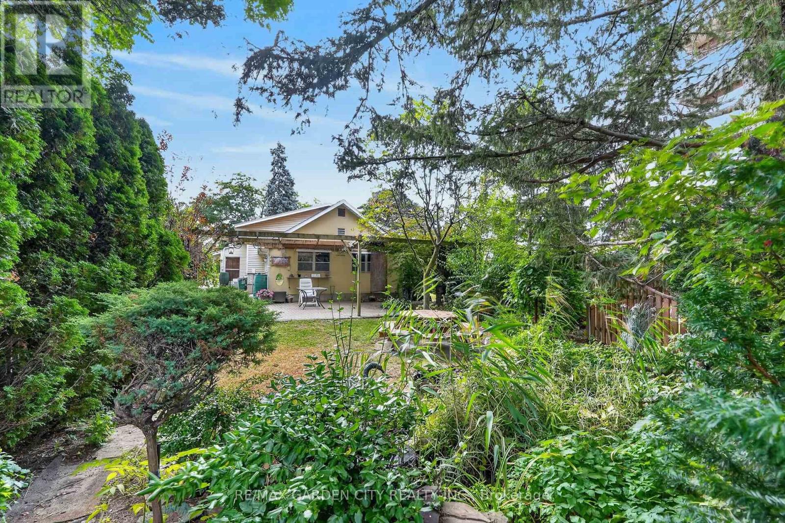 529 CARLTON STREET - 32