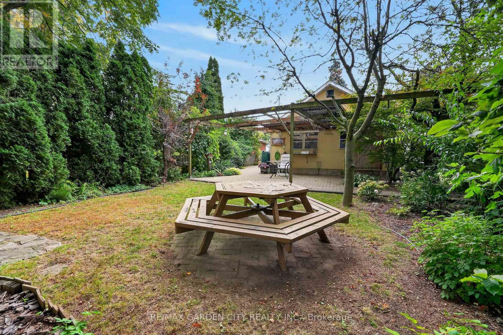 529 CARLTON STREET - 33