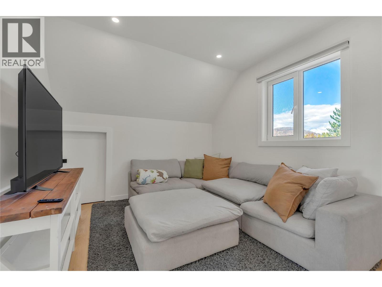 9294 JONES FLAT Road, Summerland