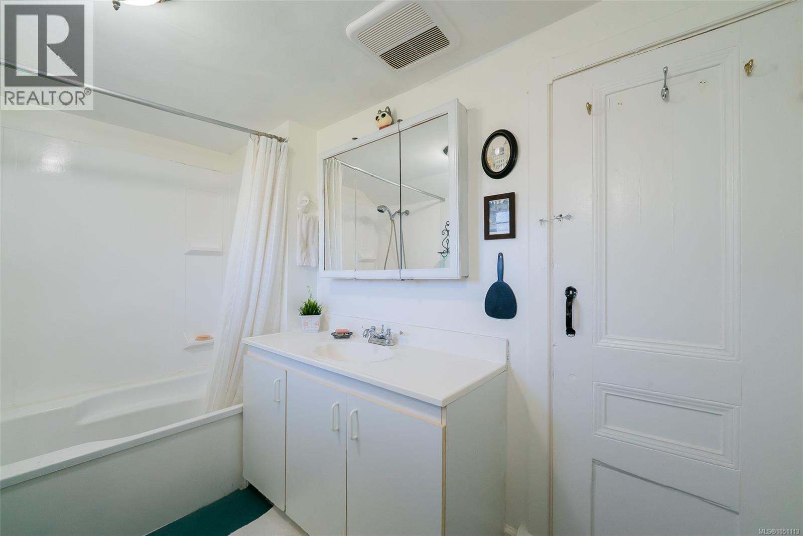 660 Albert St - Image 18