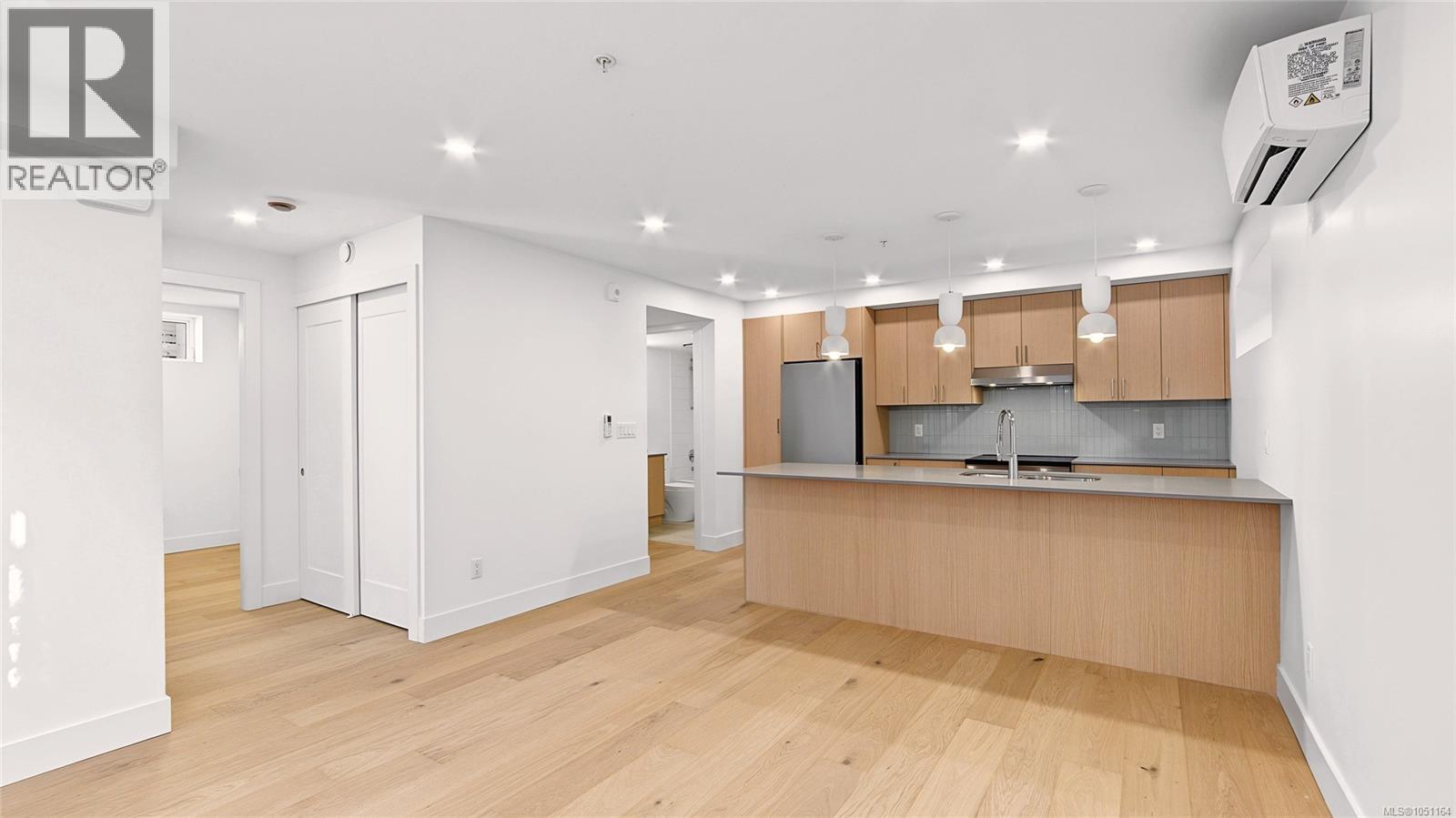 #3 1721 Adanac St - 3