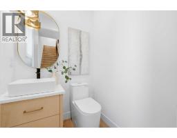 4pc Bathroom - 2412 1 Avenue Nw, Calgary, AB T2N0B9 Photo 17