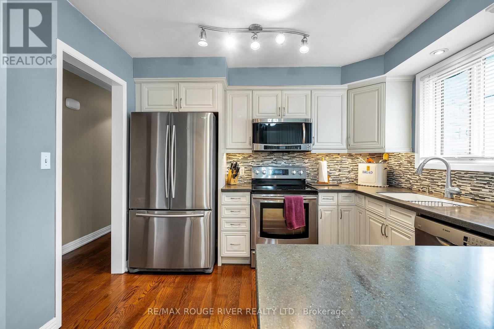 920 SUNRISE AVENUE - 8