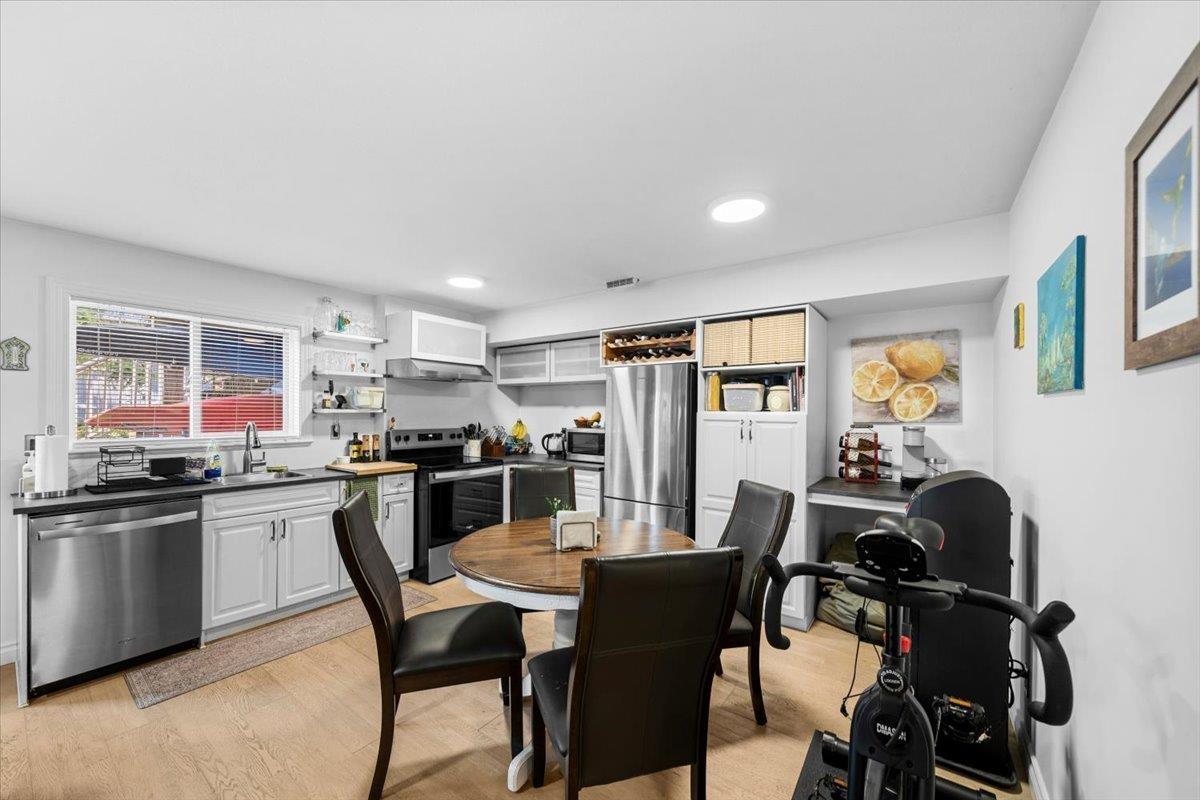 927 KENT STREET, White Rock - Image 1