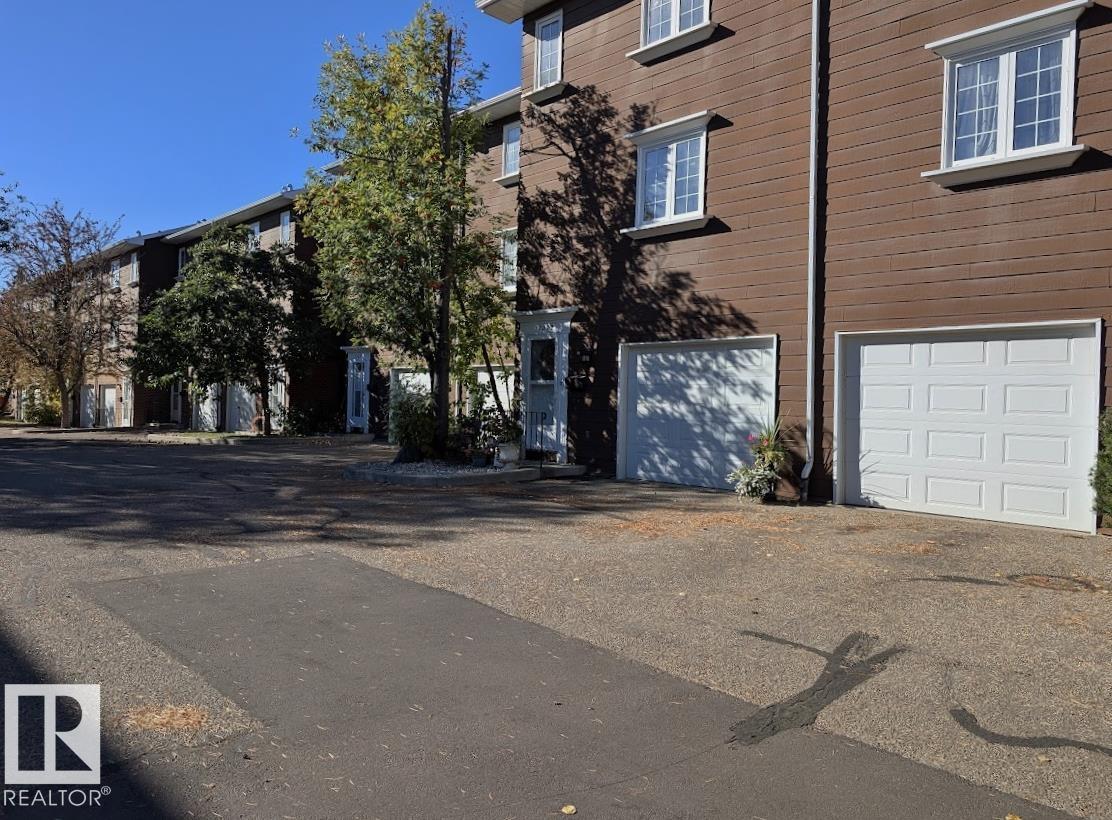 17072 67 AV NW, Edmonton, Alberta, T5T1Y8