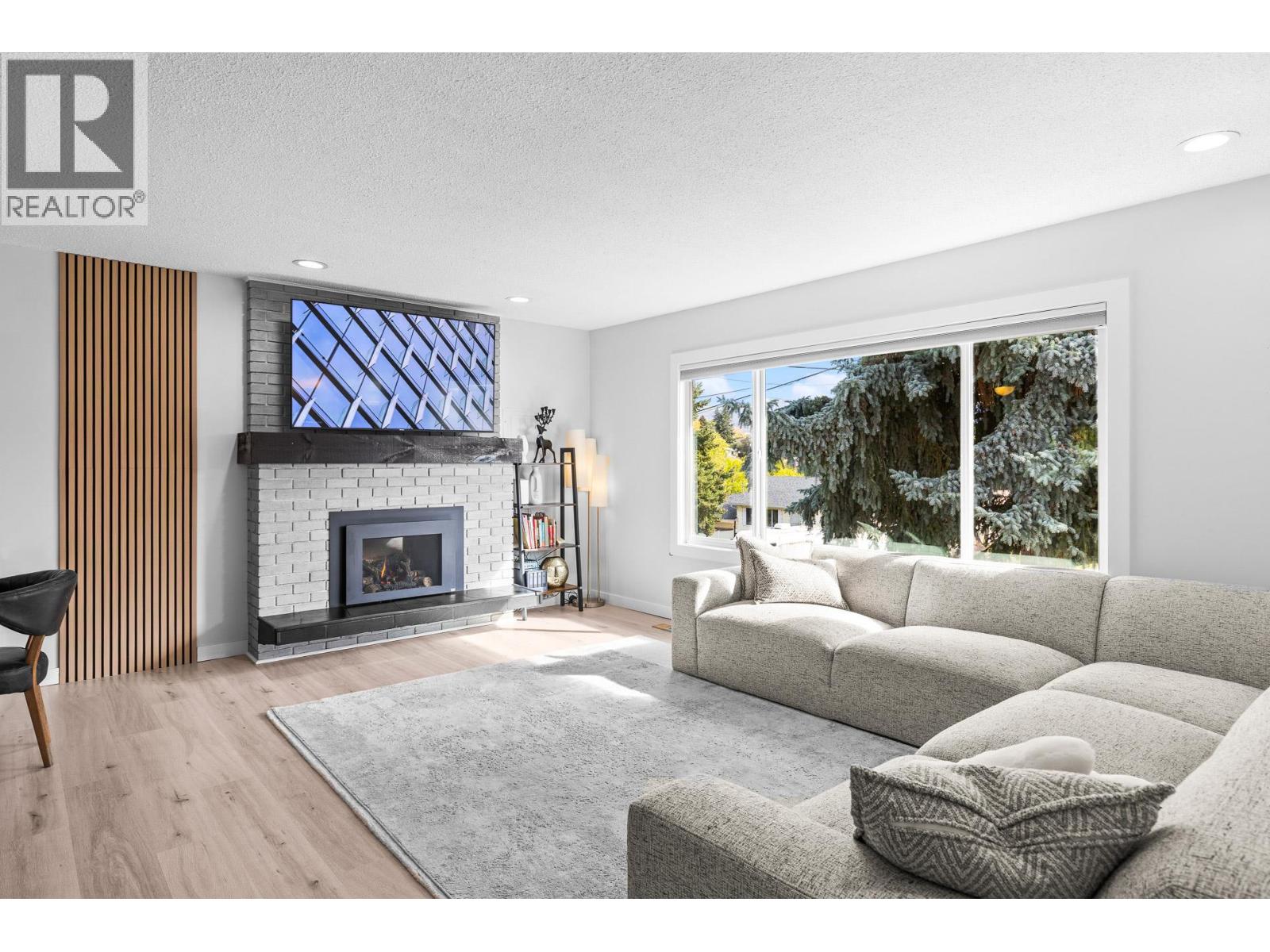 1866 Large Avenue - Image 3