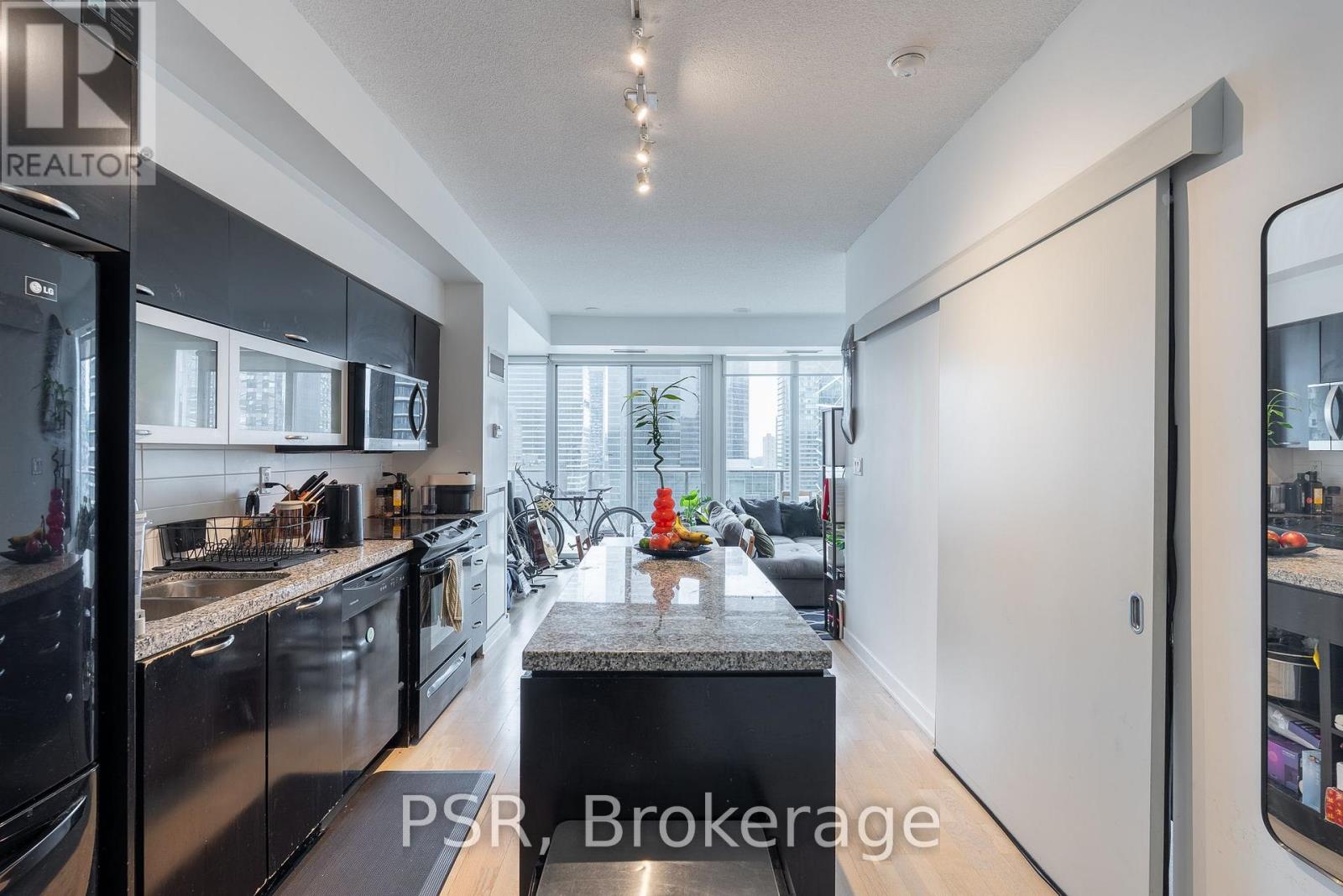 1803 - 126 SIMCOE STREET, Toronto (Waterfront Communities) — photo 2