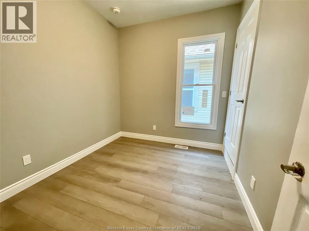 449 ELLIS STREET West, Windsor — photo 9