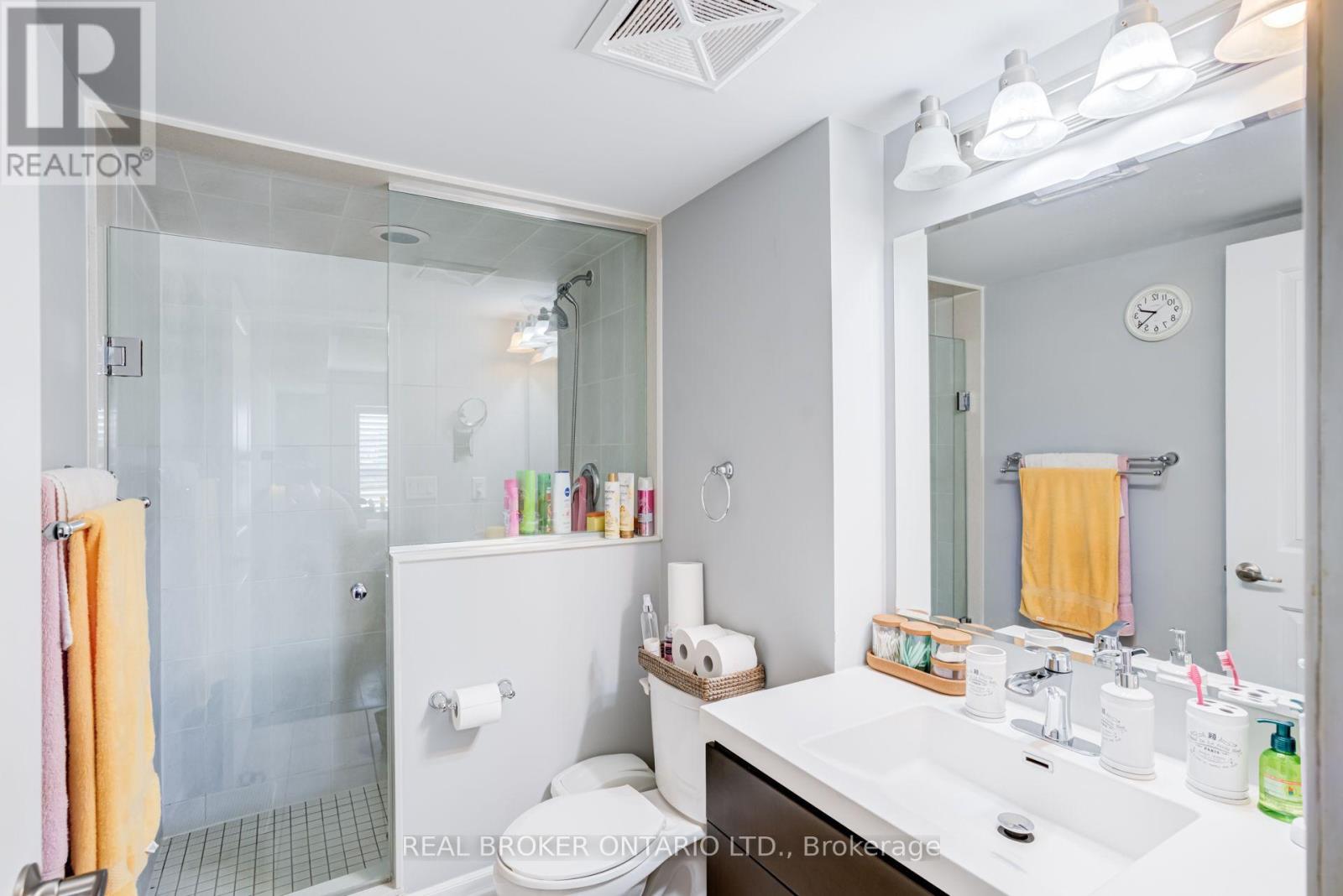 #105 1045 NADALIN HEIGHTS - 16