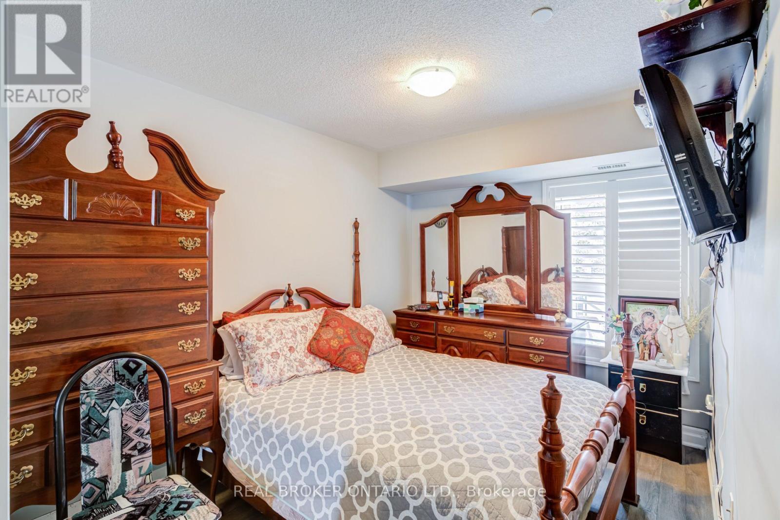 #105 1045 NADALIN HEIGHTS - 17