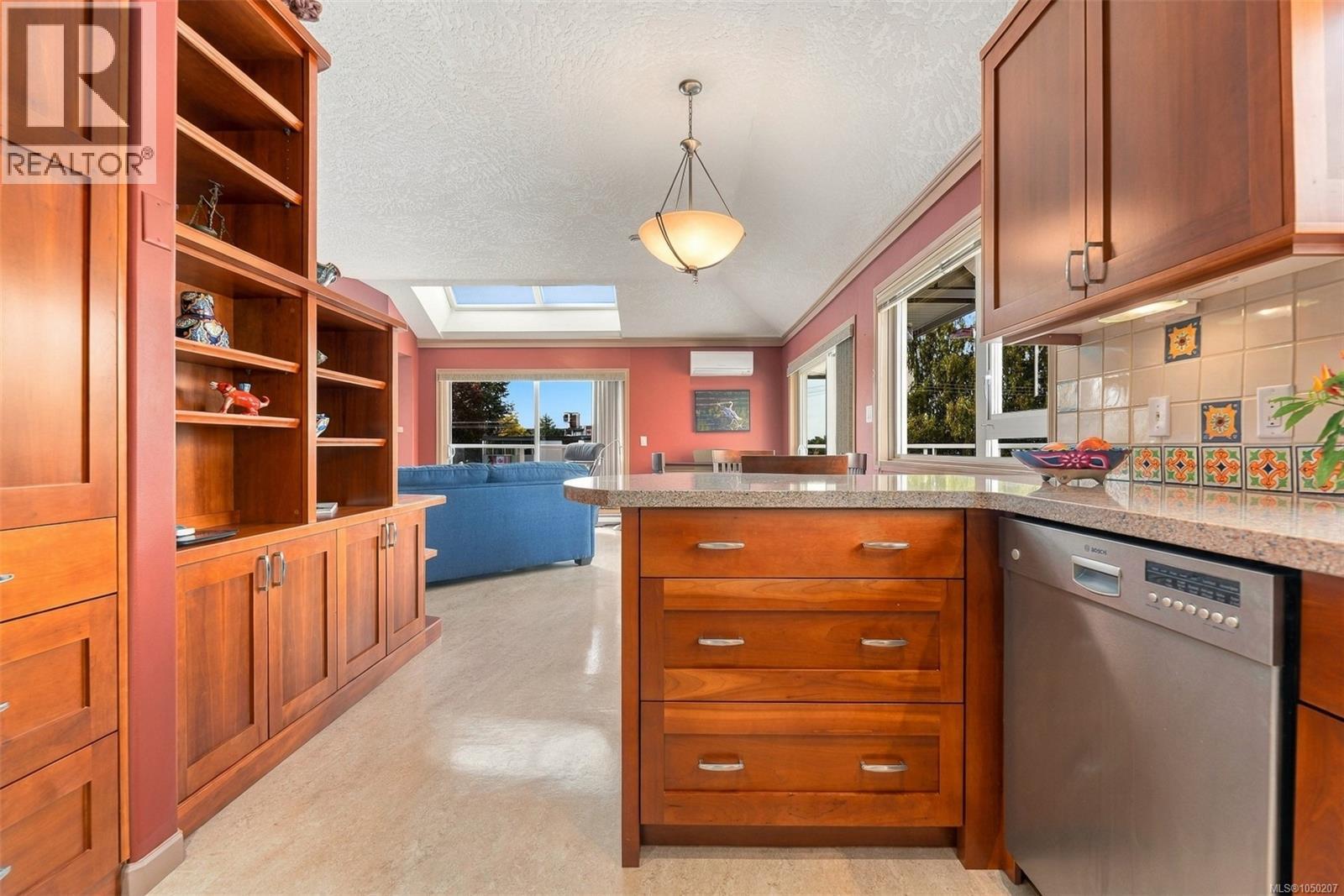 #303 1158 Fairfield Rd - 4