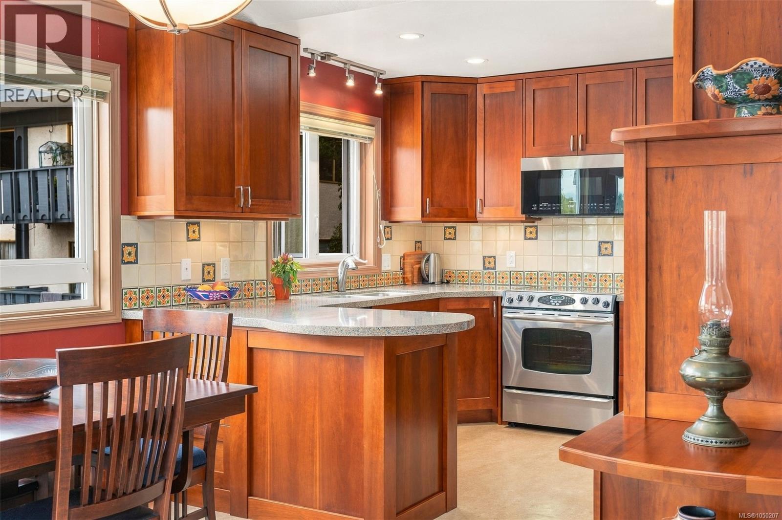 #303 1158 Fairfield Rd - 5