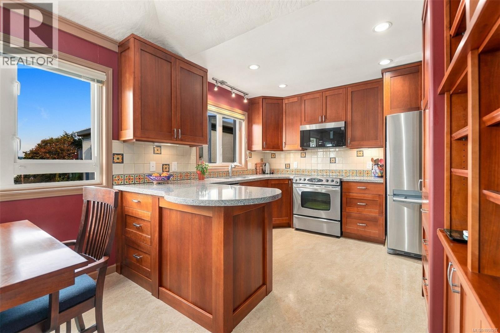 #303 1158 Fairfield Rd - 2