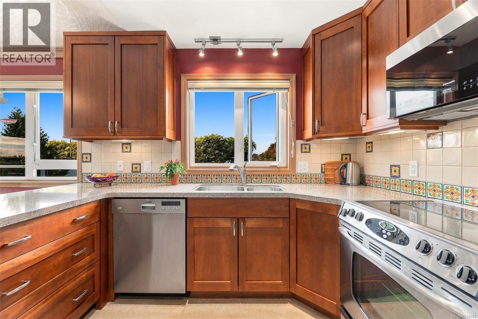 #303 1158 Fairfield Rd - Image 3