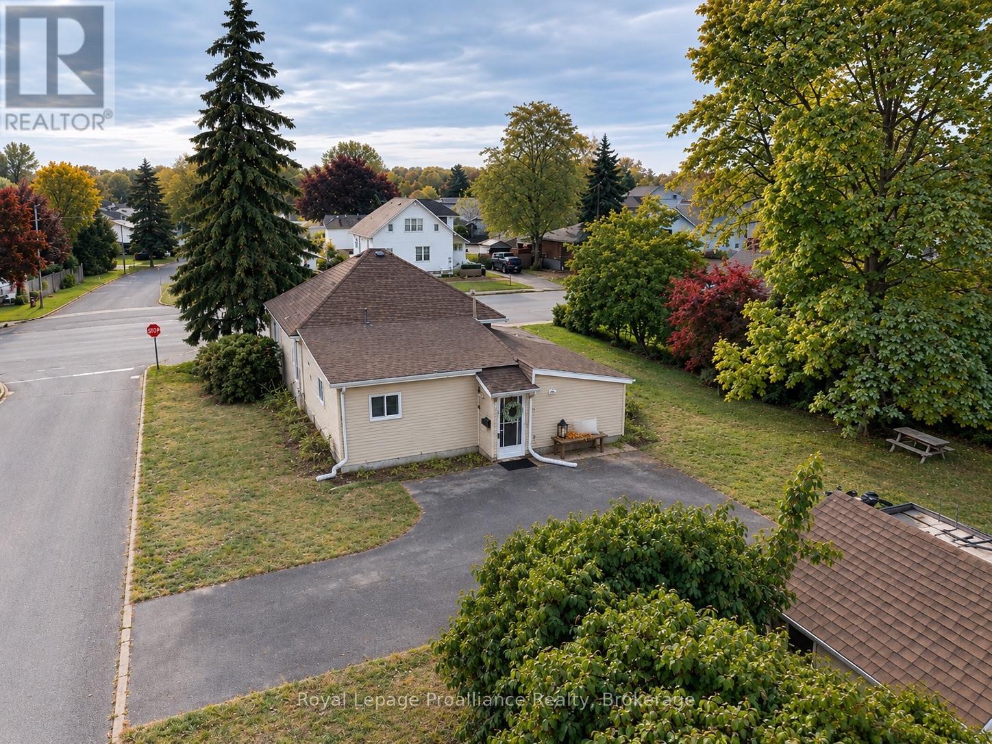 252 Sidney Street, Quinte West, ON photo 2