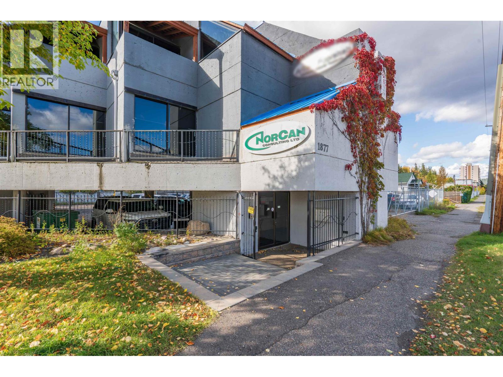 Photo 9 of 39 — 1877 QUEENSWAY · Prince George, BC