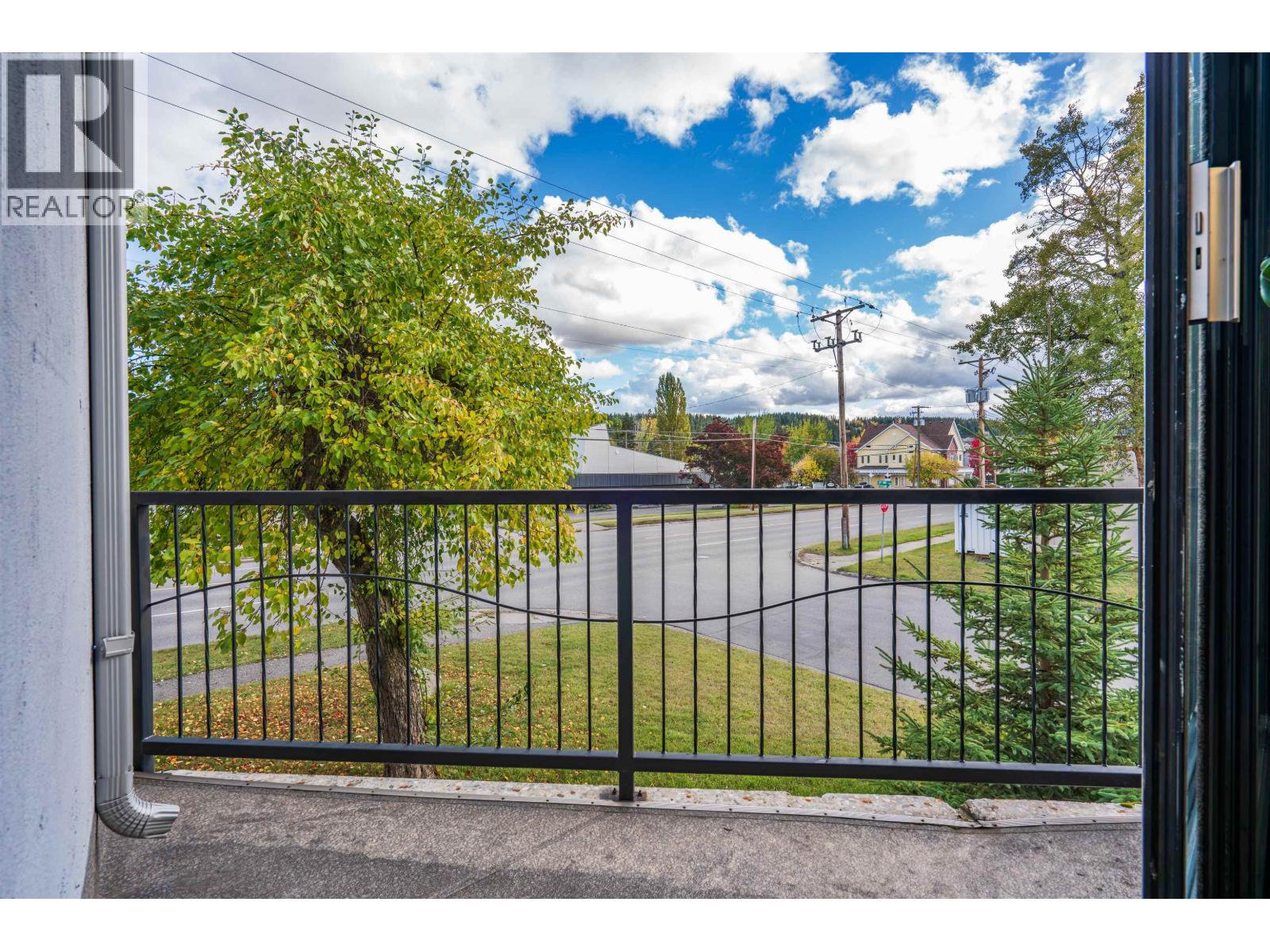 Photo 19 of 39 — 1877 QUEENSWAY · Prince George, BC