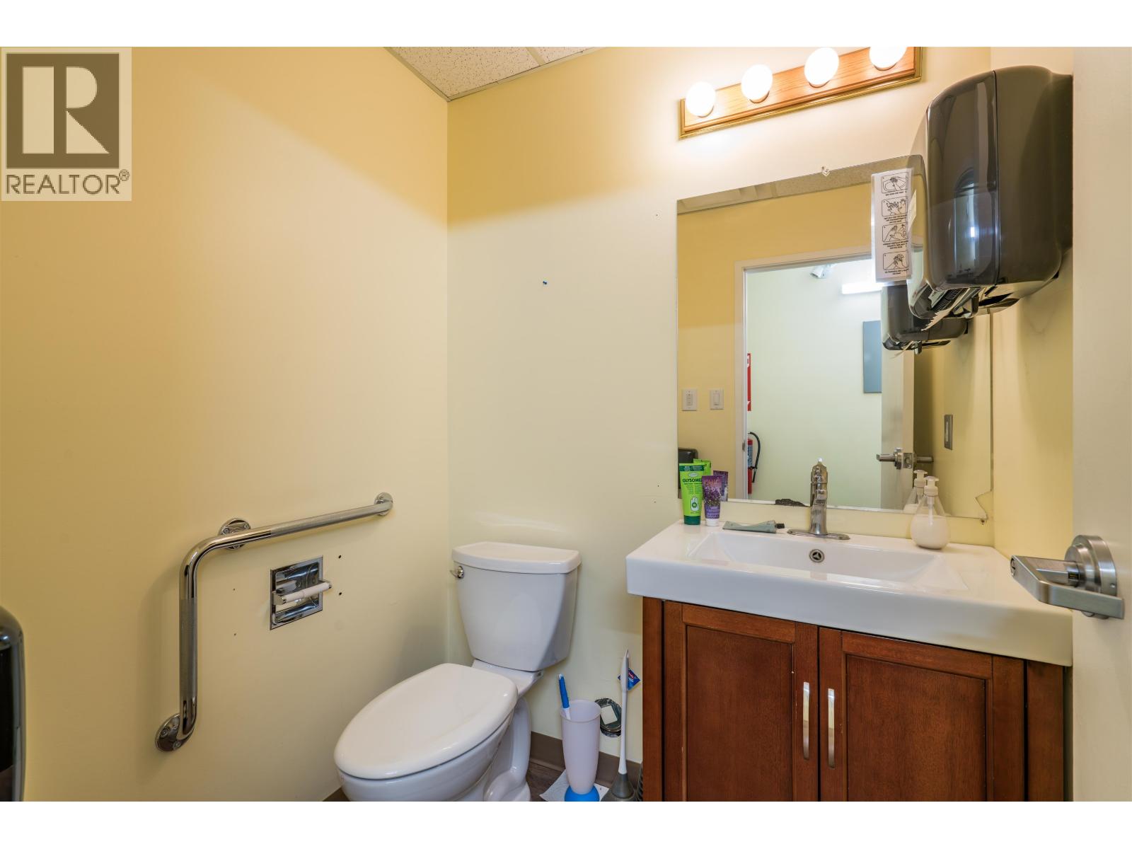 Photo 21 of 39 — 1877 QUEENSWAY · Prince George, BC