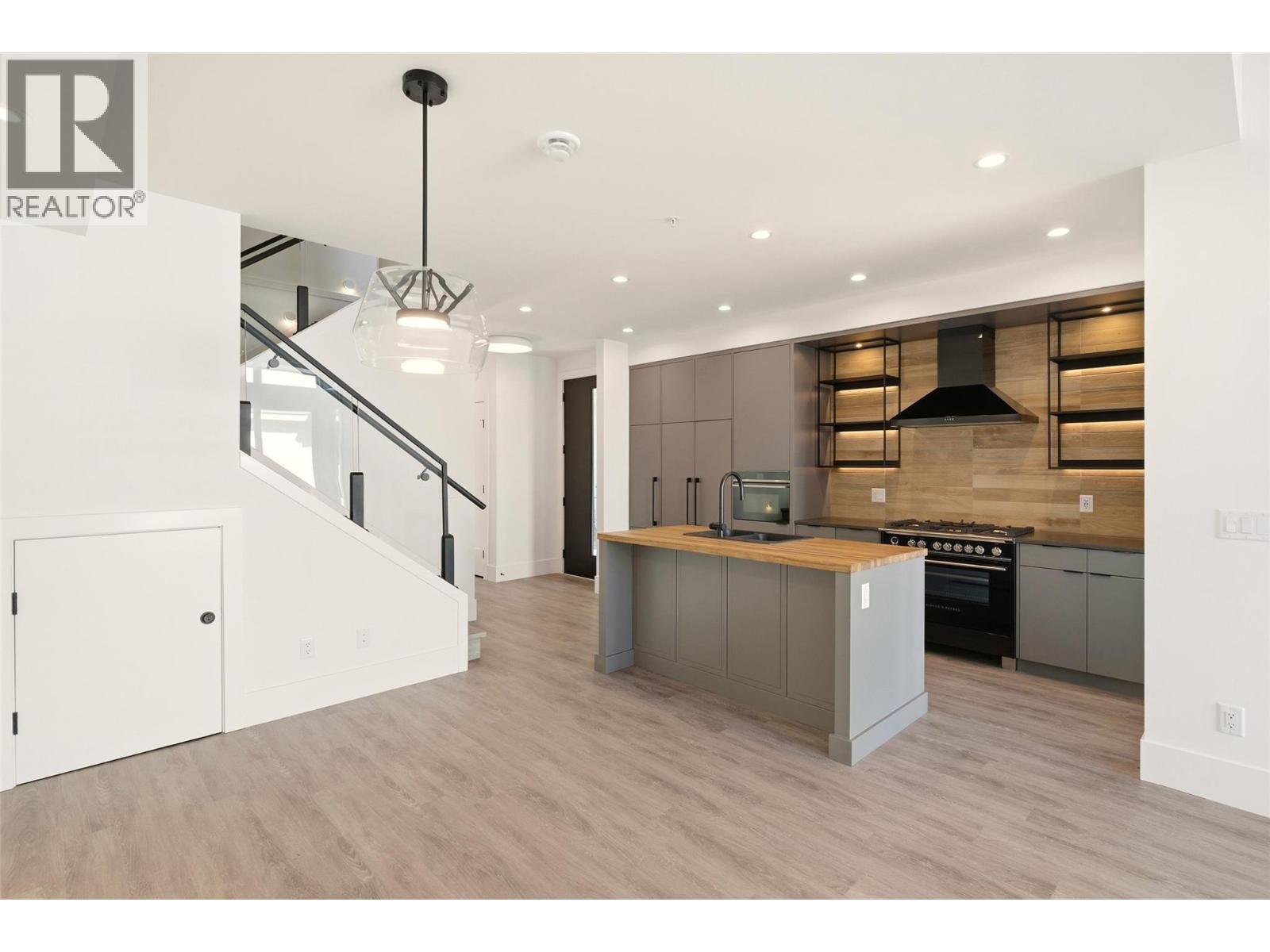 3290 Landry Crescent, Summerland - Image 1