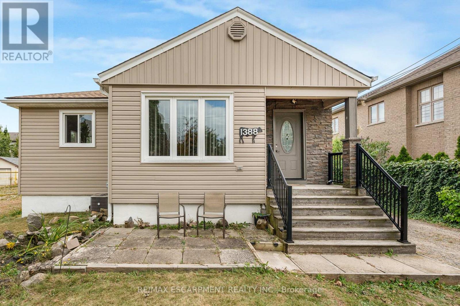 1388/1390 LEIGHLAND ROAD, Burlington (Freeman)