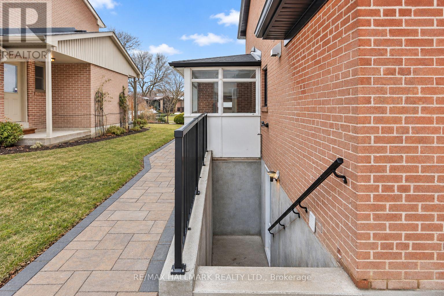 LOWER - 18 ALDENHAM CRESCENT, Toronto (Parkwoods-Donalda) — photo 2