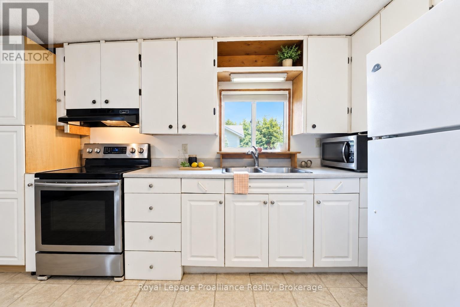 252 Sidney Street, Quinte West, ON photo 3