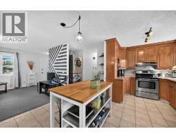 Kitchen - 10647 Shillington Crescent Sw, Calgary, AB T2W0N8 Photo 10