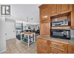 4pc Bathroom - 10647 Shillington Crescent Sw, Calgary, AB T2W0N8 Photo 7