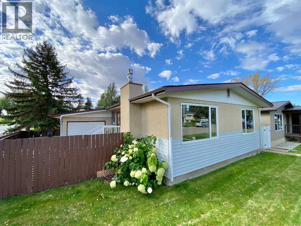 3 Lake Bevan Drive E - 1