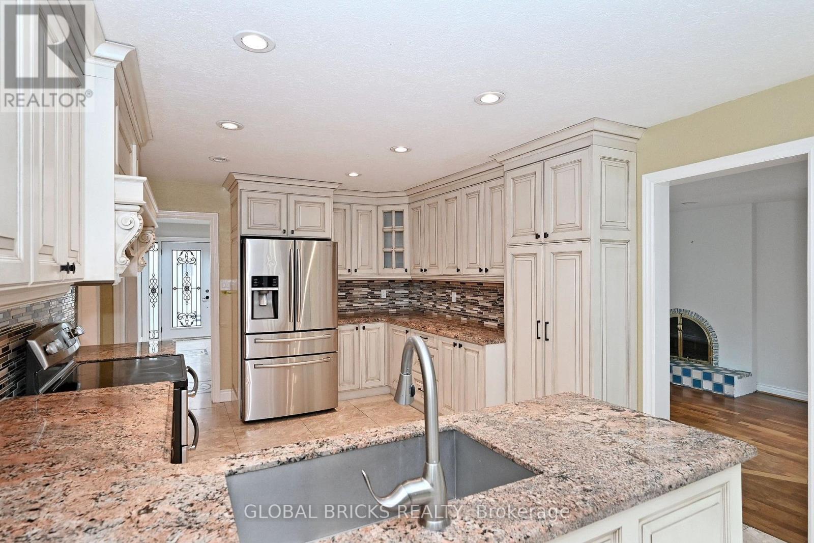 8 ELMSLEY DRIVE - 15