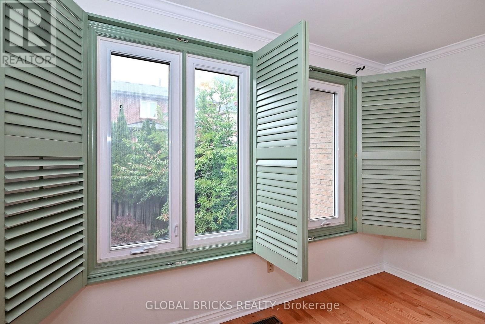 8 ELMSLEY DRIVE - 28